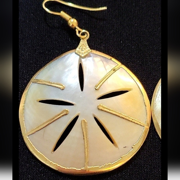 SAND DOLLAR SHELL EARRINGS - Picture 11 of 11